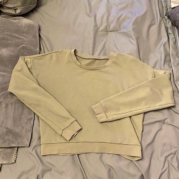 🍒3 for $12 - Forever 21 Sage Green Cropped Crewnecks - Picture 1 of 2
